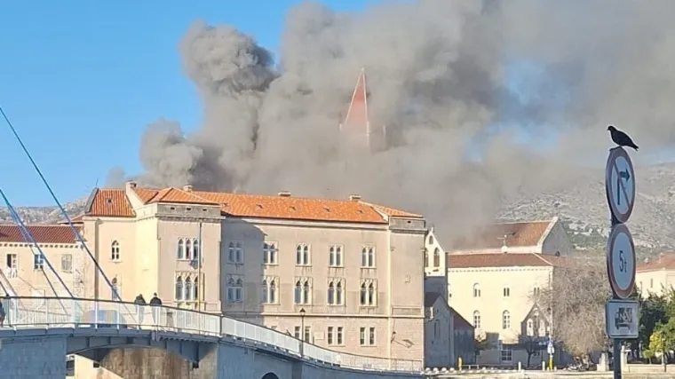 Detalji požara u staroj jezgri Trogira: Vatra je planula u jednom stanu