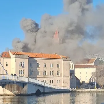Buknuo požar u staroj jezgri Trogira: Gusti dim uznemirio građane