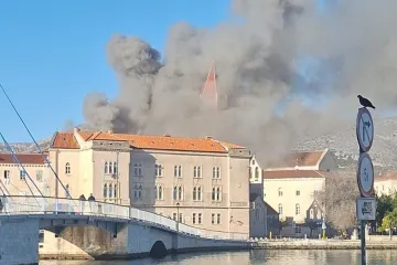 Detalji požara u staroj jezgri Trogira: Vatra je planula u jednom stanu