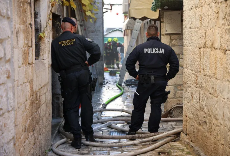 Detalji požara u staroj jezgri Trogira: Vatra je planula u jednom stanu