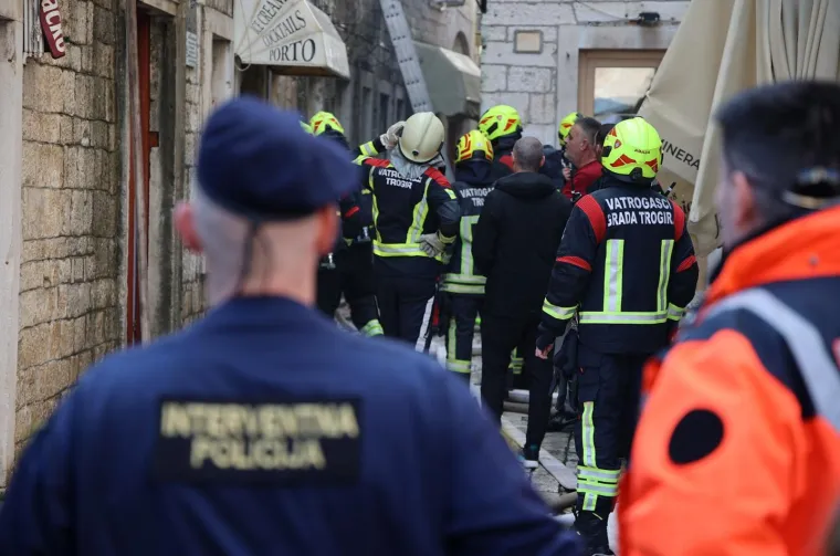 Detalji požara u staroj jezgri Trogira: Vatra je planula u jednom stanu