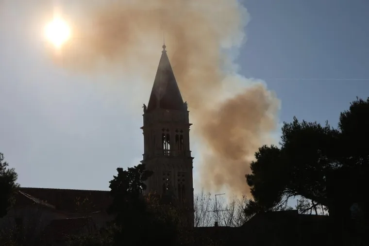 Detalji požara u staroj jezgri Trogira: Vatra je planula u jednom stanu