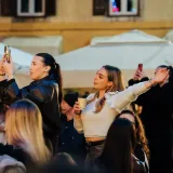 Sve je očarala: Ljepotica u bijelom džemperu gledala u Jakova Jozinovića, a svi ostali u nju