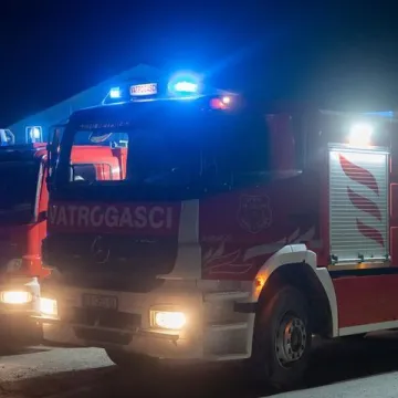 Veliki požar progutao OPG kod Grubi&scaron;nog polja: Plamen zahvatio životinje i strojeve