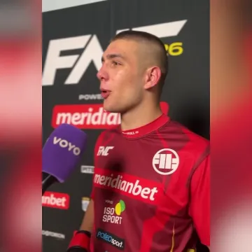 Srpski udarač rije&scaron;io protivnika pa mu se u intervjuu pridružio Djed Božićnjak