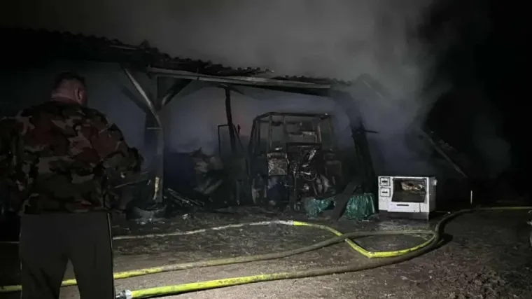 Veliki požar progutao OPG kod Grubi&scaron;nog polja: Plamen zahvatio &scaron;tale i strojeve