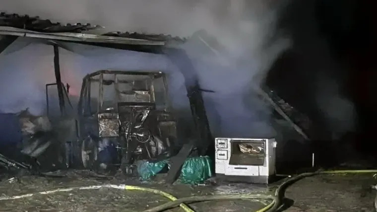 Veliki požar progutao OPG kod Grubi&scaron;nog polja: Plamen zahvatio &scaron;tale i strojeve