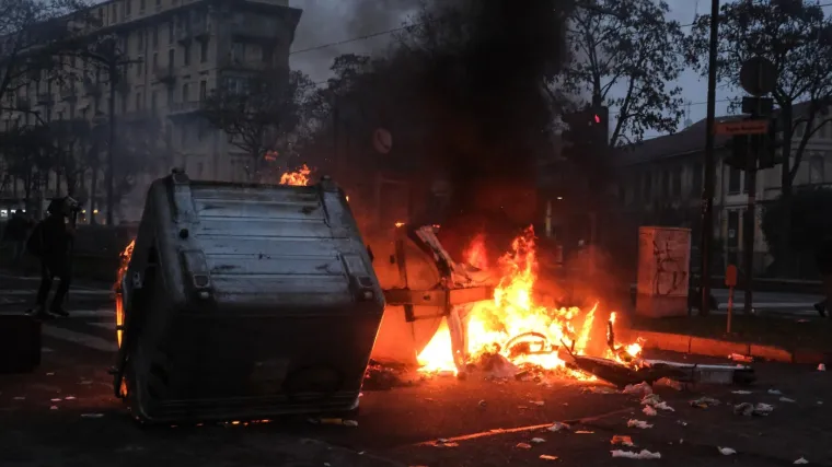 Ulice u plamenu, ima ranjenih: Objavljene snimke sukoba prosvjednika i policije