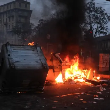 Ulice u plamenu, ima ranjenih: Objavljene snimke sukoba prosvjednika i policije
