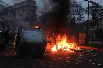Ulice u plamenu, ima ranjenih: Objavljene snimke sukoba prosvjednika i policije
