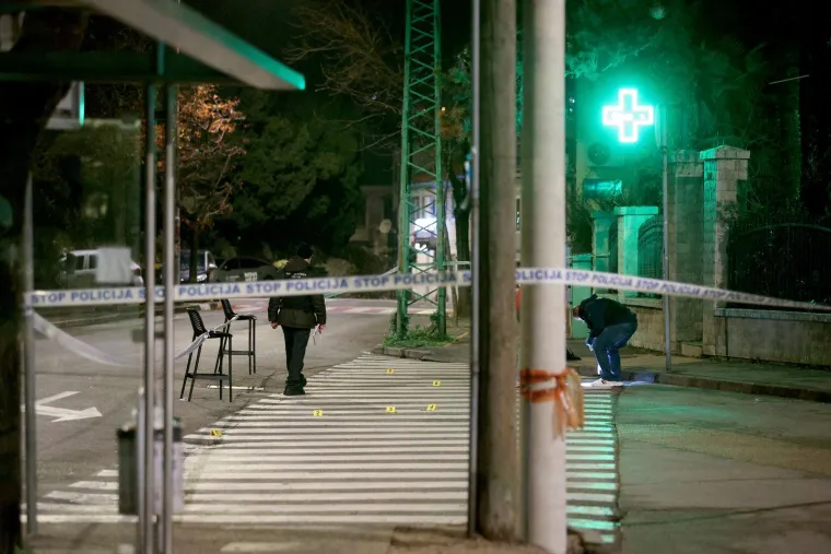 Metak probio staklo kafića u Rijeci, vlasnik otkrio detalje drame: 'Ljudi su legli na pod'