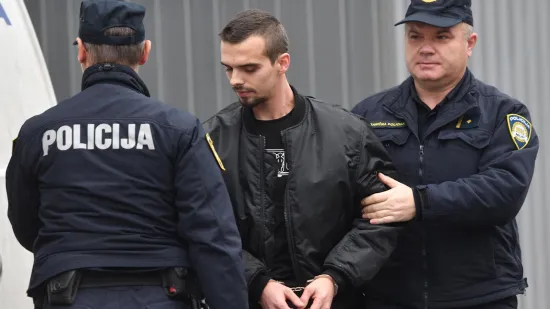 Mihaela je pi&scaron;toljem ubio njegov bratić? U lisicama je doveden na ispitivanje