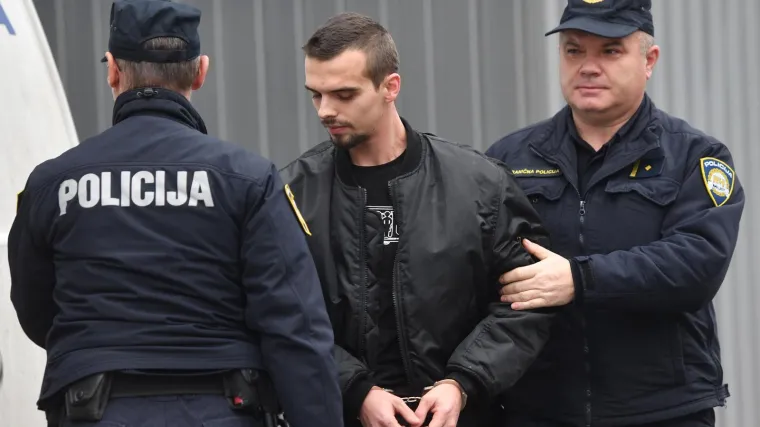 Mihaela je pi&scaron;toljem ubio njegov bratić? U lisicama je doveden na ispitivanje