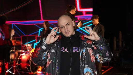 Zabranjen u Ljubu&scaron;kom, &scaron;okirao u Na&scaron;icama: Desingerica brijao mladiću glavu pred publikom