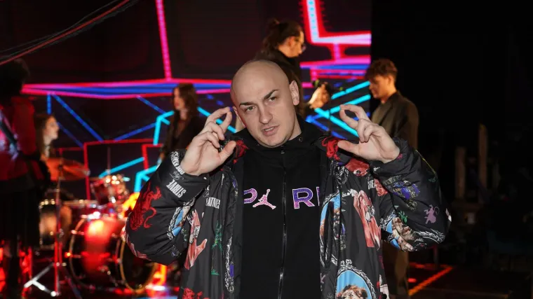 Zabranjen u Ljubu&scaron;kom, &scaron;okirao u Na&scaron;icama: Desingerica brijao mladiću glavu pred publikom