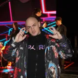 Zabranjen u Ljubu&scaron;kom, &scaron;okirao u Na&scaron;icama: Desingerica brijao mladiću glavu pred publikom