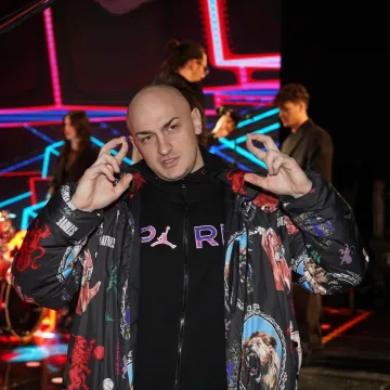 Zabranjen u Ljubu&scaron;kom, &scaron;okirao u Na&scaron;icama: Desingerica brijao mladiću glavu pred publikom