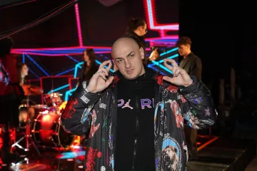 Zabranjen u Ljubu&scaron;kom, &scaron;okirao u Na&scaron;icama: Desingerica brijao mladiću glavu pred publikom