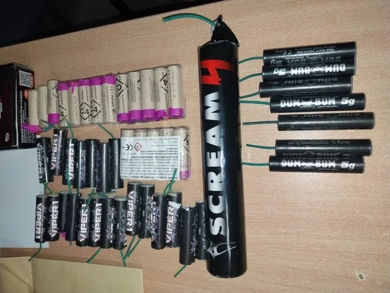 &Scaron;okantna zapljena u Novom Zagrebu! Kod maloljetnika pronađen bokser i cijeli arsenal najopasnijih petardi