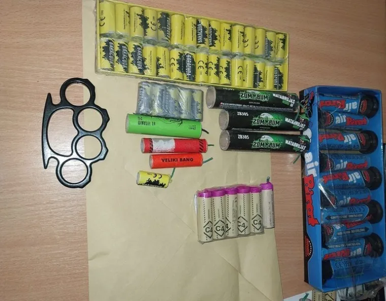 &Scaron;okantna zapljena u Novom Zagrebu! Kod maloljetnika pronađen bokser i cijeli arsenal najopasnijih petardi