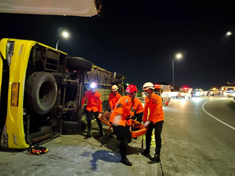 Autobus pun putnika izletio s ceste i prevrnuo se! Najmanje 16 osoba je poginulo