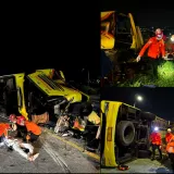 Autobus pun putnika izletio s ceste i prevrnuo se! Najmanje 16 osoba je poginulo