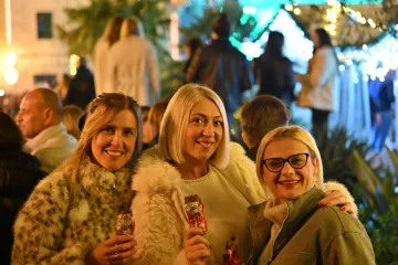 Djevojke poludjele za njim! Pogledajte kakvu atmosferu je napravio Jakov Jozinović u Makarskoj