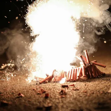 Treba li zabraniti pirotehniku? 'Topovske udare neki si materi i ćaći u boravak bacaju'