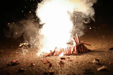 Treba li zabraniti pirotehniku? 'Topovske udare neki si materi i ćaći u boravak bacaju'