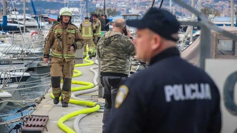 Drama u Biogradu: Izgorjelo osam brodica i hangar, policija sumnja da je požar podmetnut