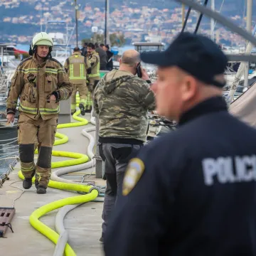Drama u Biogradu: Izgorjelo osam brodica i hangar, policija sumnja da je požar podmetnut