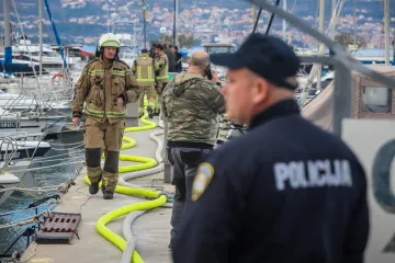Drama u Biogradu: Izgorjelo osam brodica i hangar, policija sumnja da je požar podmetnut