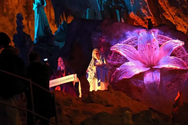 Žive jaslice u Postojnskoj jami: Podzemna božićna bajka u kojoj sudjeluju i Hrvatske glazbenice