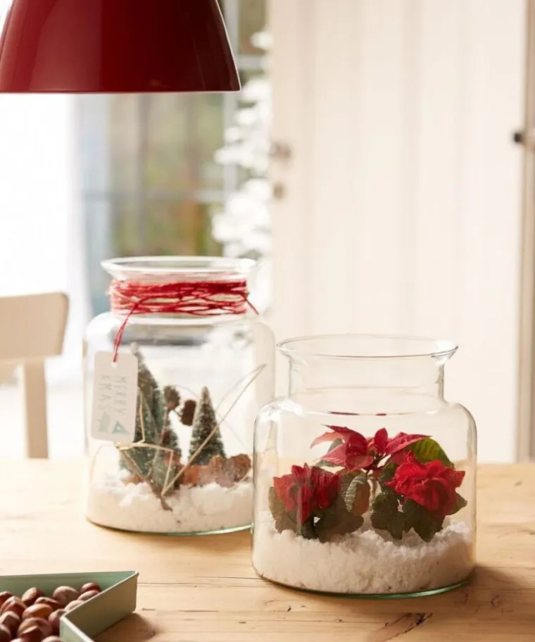 Pokloni s cvatućim božićnim zvijezdama