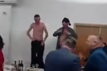 Božićni domjenak Sindikata ZET-a potpuno izmakao kontroli: Jedan ostao bez gaća, bend pretučen...