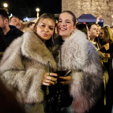 Elegantne u bundicama i savr&scaron;eno dotjerane, ukrale su pažnju na Jolinom koncertu u Zadru