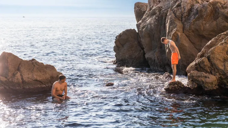Dubrovčani se osvježili u moru, a misteriozna brineta ukrala pažnju kameri
