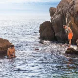 Dubrovčani se osvježili u moru, a misteriozna brineta ukrala pažnju kameri