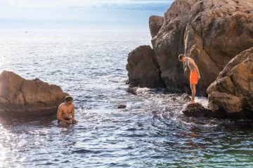 Dubrovčani se osvježili u moru, a misteriozna brineta ukrala pažnju kameri