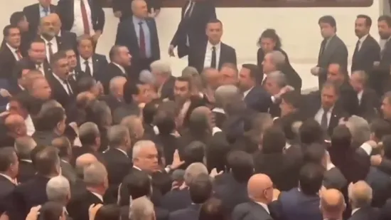 Letjeli udarci na sve strane: Pogledajte žestoku tučnjavu u parlamentu