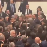 Letjeli udarci na sve strane: Pogledajte žestoku tučnjavu u parlamentu