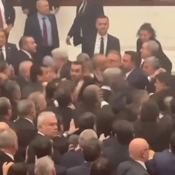 Letjeli udarci na sve strane: Pogledajte žestoku tučnjavu u parlamentu