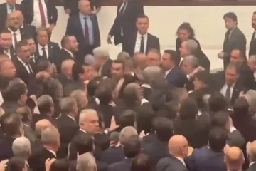Letjeli udarci na sve strane: Pogledajte žestoku tučnjavu u parlamentu