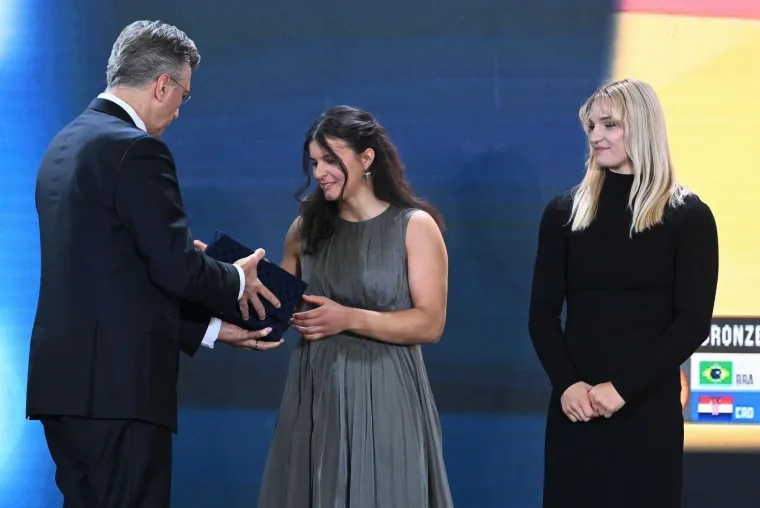 Zrinka Ljutić zablistala na dodjeli: Nagradu je odu&scaron;evljeno podijelila sa sestričnom