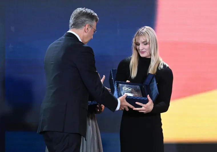 Zrinka Ljutić zablistala na dodjeli: Nagradu je odu&scaron;evljeno podijelila sa sestričnom