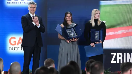 Zrinka Ljutić zablistala na dodijeli: Nagradu je odu&scaron;evljeno podijelila sa sestričnom