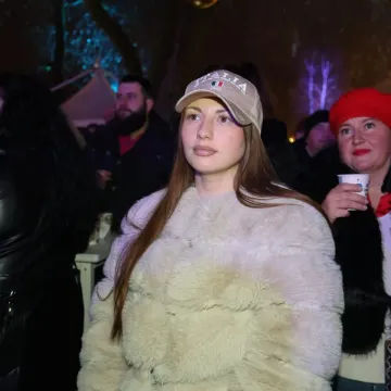 Ona je tajanstvena ljepotica iz publike! Dama sa &scaron;iltericom koja je osvojila Karlovac