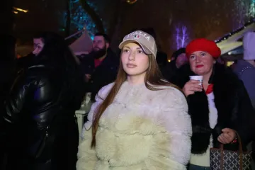 Ona je tajanstvena ljepotica iz publike! Dama sa &scaron;iltericom koja je osvojila Karlovac