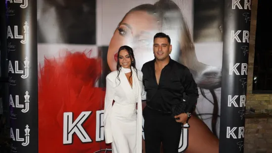 Darko Lazić ne uči iz pogre&scaron;aka: Objavio je fotografiju kako vozi, a supruga mu leži u naručju