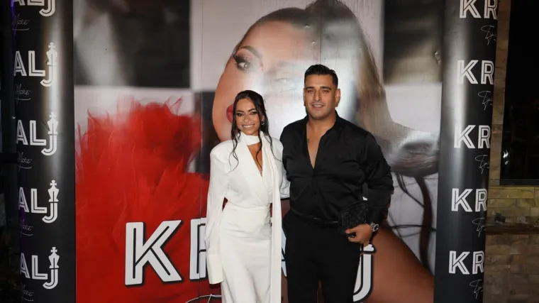 Darko Lazić ne uči iz pogre&scaron;aka: Objavio je fotografiju kako vozi, a supruga mu leži u naručju